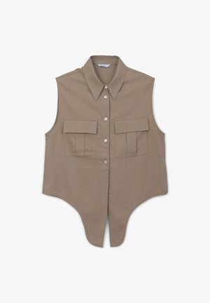 Chemise sans manches beige avec un col pointu, dotée de deux poches sur la poitrine et de boutons sur le devant, fabriquée dans un tissu lisse avec une coupe cintrée.