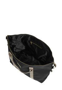 Schwarze Nylon-Tasche mit goldenem Reißverschluss, strukturiertem Oberflächen und beige farbenen Griffakzenten. Das Innere ist mit einem glatten schwarzen Stoff ausgekleidet und enthält eine Reißverschluss-Tasche.