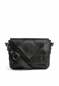 Svart läder crossbody-väska med kviltat mönster, justerbar rem, detaljer i mässing och ficklock.