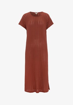 Strickkleid in Rostfarbe mit kurzen Ärmeln, rundem Ausschnitt, vertikalem offenem Strickmuster und Seitenschlitz am Saum.