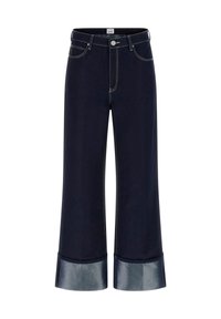 Σκούρο μπλε τζιν παντελόνι με φαρδιά μπατζάκια από τζιν ύφασμα, με αντιθετικό ανοιχτόχρωμο μανίκι από τζιν. Ο σχεδιασμός περιλαμβάνει κλασικές τσέπες και ραφές λεπτομέρειες.