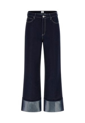 Jean large bleu foncé en denim, avec un revers en denim plus clair contrastant. Le design comprend des poches classiques et des détails de couture.