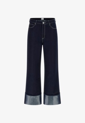 Jean large bleu foncé en denim, avec un revers en denim plus clair contrastant. Le design comprend des poches classiques et des détails de couture.