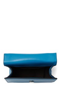 Modrá kožená psaníčko s hladkým povrchem, bez vzoru. Otevřený design odhaluje černou textilní podšívku a stříbrné zapínání na patent.