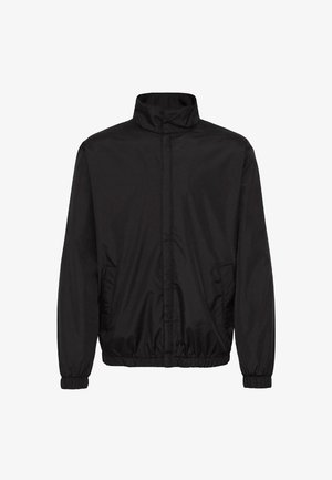 Czarna, lekka kurtka z wysokim kołnierzem, elastycznymi mankietami i bocznymi kieszeniami. Gładki materiał i minimalistyczny design z luźnym krojem.