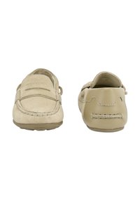 Mocasines de ante beige con un acabado texturizado, detalles de costura en la parte delantera y una parte trasera de cuero liso. Diseño de punta redonda y suela plana.