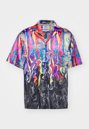 Koszula z krótkim rękawem z wielokolorowym, abstrakcyjnym wzorem z żywymi wirami różowego, niebieskiego, zielonego i czarnego. Wykonana z lekkiego materiału.