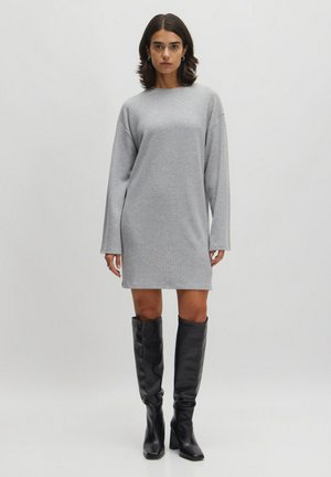 Grijze geribbelde tricot jurk met lange mouwen, gemiddelde lengte en een rechte snit, gecombineerd met kniehoge zwarte leren laarzen.