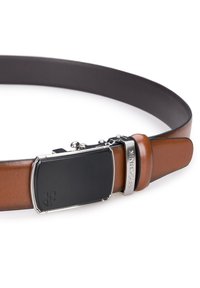 Brązowy skórzany pasek z czarną prostokątną klamrą i srebrnymi elementami, z logo i gładką fakturą.