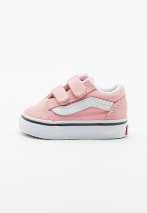 Sapatilhas de tela rosa com detalhes brancos, tiras de fecho em velcro e uma sola de borracha com contorno preto. Design clássico de sapatilhas para crianças.