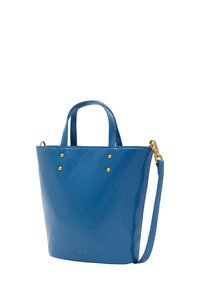 Borsa a secchiello blu realizzata in materiale lucido, con due manici superiori, una tracolla rimovibile e dettagli in metallo dorato.