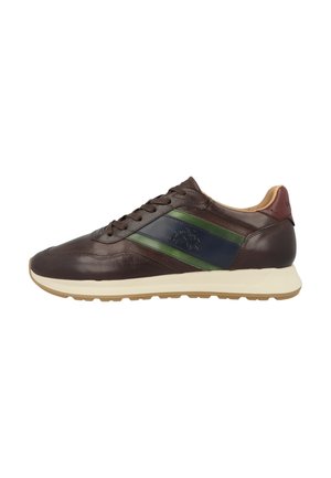 Dunkelbrauner Ledersneaker mit grünen und navyblauen seitlichen Streifen, beiger Sohle und Schnürverschluss, von der Außenseite gesehen.