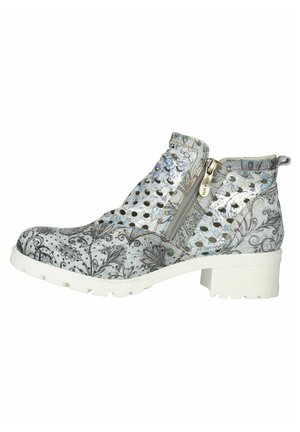Bottine femme avec semelle blanche, talon bas, motif floral, dessus argenté perforé et fermeture éclair latérale.