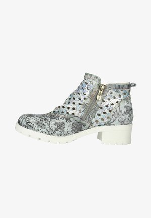Bottine femme avec semelle blanche, talon bas, motif floral, dessus argenté perforé et fermeture éclair latérale.
