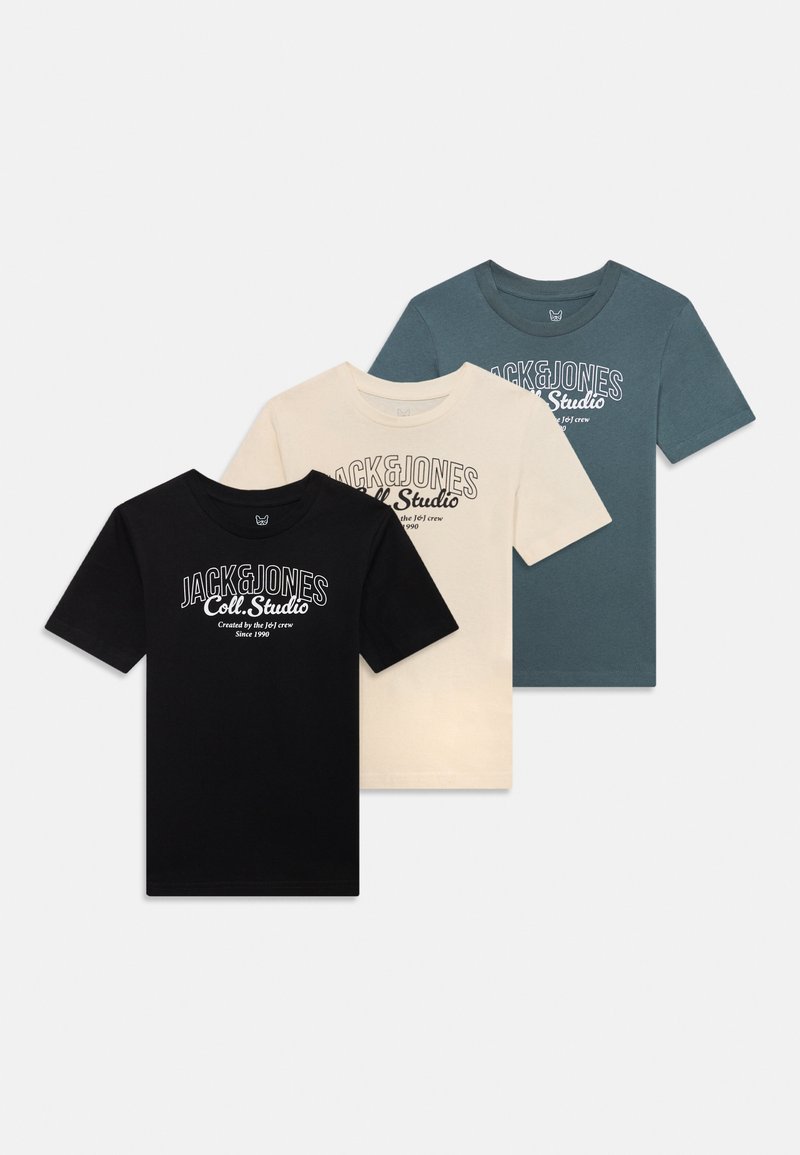 Tris trumpų rankovių marškinėlių: juodi, kreminiai ir žali, su logotipo tekstu per krūtinę kontrastingu dizainu. Medvilnės medžiaga, standartinis fasonas.