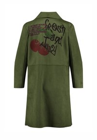 Groene suedjas met lange mouwen, een kraag en grafische tekst met kersen op de achterkant, benadrukt een speelse, casual stijl.