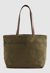 Olivgrüner Canvas-Umhängetasche mit zwei braunen Leder-Schulterriemen und frontalen Außentaschen, Levi’s-Logo in der Mitte geprägt.