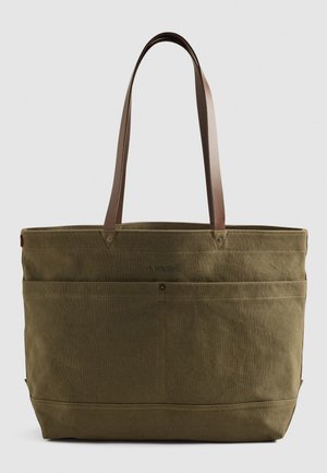 Olijfgroene canvas schoudertas met twee bruine leren schouderbanden en voorste buitenzakken, Levi's logo in het midden op de voorkant gedrukt.