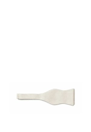 Losse beige stoffen vlinderdas liggend plat op een witte achtergrond.