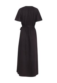 Schwarzes, knielanges Kleid aus weichem Stoff. Verfügt über kurze Ärmel, eine taillierte Taille mit einem passenden Gürtel und einen fließenden Rock.