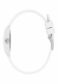 Montre-bracelet blanche avec un cadran rond, un bouton latéral argenté et un bracelet en silicone blanc réglable avec boucle en métal.