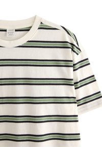 T-shirt med striber i skiftevis sort, mørkegrøn og lysegrøn på en cremefarvet baggrund; korte ærmer og rund hals.