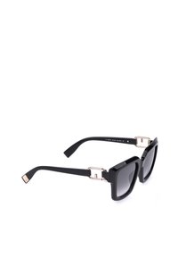 Lunettes de soleil carrées oversize noires avec des montures épaisses et des accents métalliques argentés sur les branches, présentées sur un fond blanc.