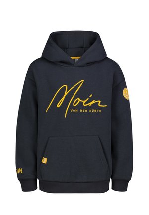 Marineblauer Kapuzenpullover mit gelbem Schriftzug "Moin von der Küste", Kängurutasche vorne und rundem gelbem Aufnäher am rechten Ärmel.