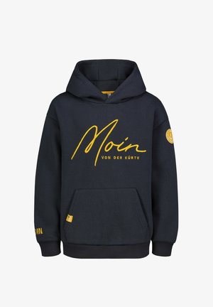 Marineblauer Kapuzenpullover mit gelbem Schriftzug "Moin von der Küste", Kängurutasche vorne und rundem gelbem Aufnäher am rechten Ärmel.