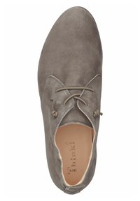 Grijze suede veterschoen met ronde neus, zachte textuur en tan leren binnenzool met het merk "Think!", gezien van bovenaf.