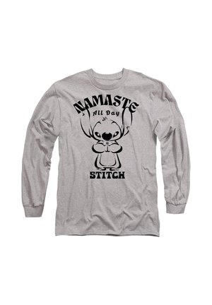 Graues Langarm-T-Shirt aus Baumwolle mit einem Frontdruck eines Cartoon-Charakters in Gebetsposition und dem Text "NAMASTE All Day STITCH."