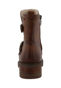 Brązowy skórzany botek za kostkę z miękką podszewką, podwójnymi klamrami po bokach oraz solidną gumową podeszwą o teksturowanym wykończeniu.