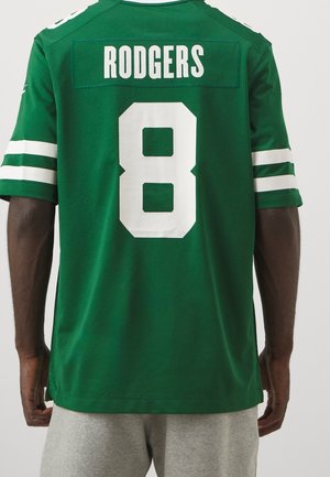 Personne portant un maillot de sport vert avec des rayures blanches sur les manches, nom "Rodgers" et numéro "8" dans le dos.