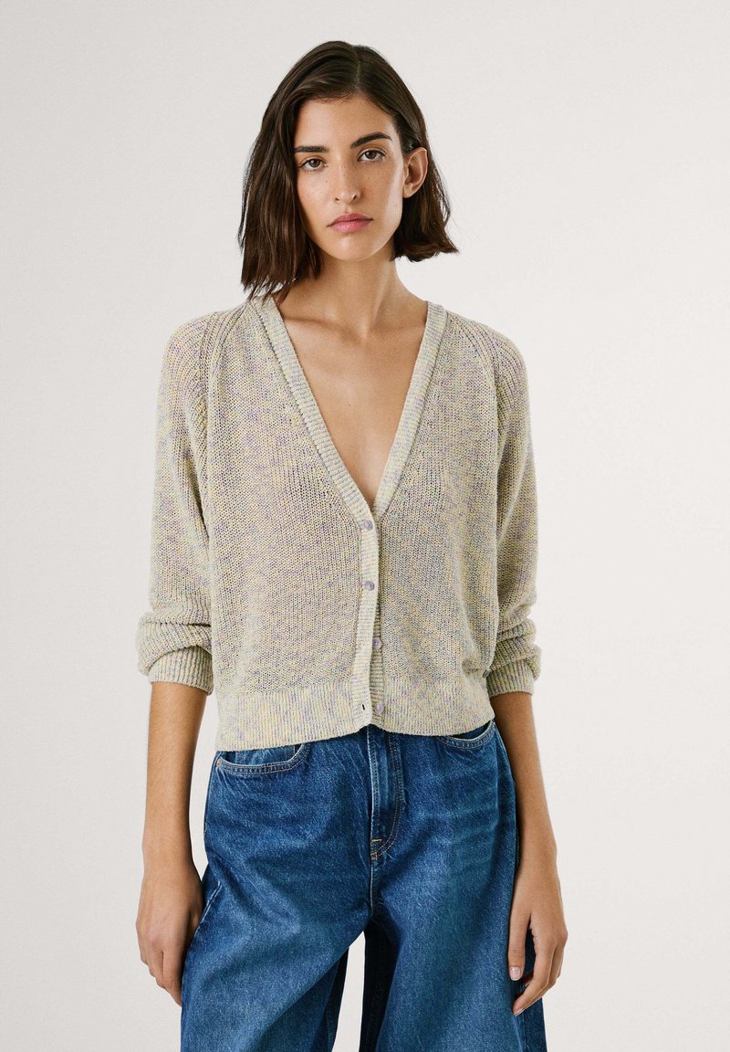 Leichte, strukturierte Strickjacke mit V-Ausschnitt und Knopfverschluss in sanften Pastellfarben. Lange Ärmel, die an den Bündchen aufgerollt sind.