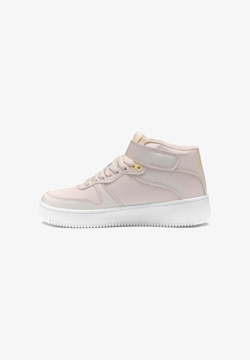 Sneakers mid-top in pelle rosa chiaro con suola in gomma bianca. Le caratteristiche includono lacci e una fascia in Velcro per la regolazione.