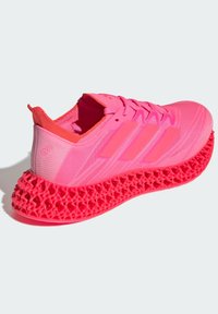 Scarpa sportiva rosa con parte superiore testurizzata e suola 3D stampata vibrante rosa con struttura a nido d'ape. Sistema di allacciatura rettangolare e logo.