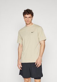 Nike Performance - HYVERSE - Sportiniai marškinėliai trumpomis rankovėmis - desert khaki/black Miniatiūros vaizdas 1