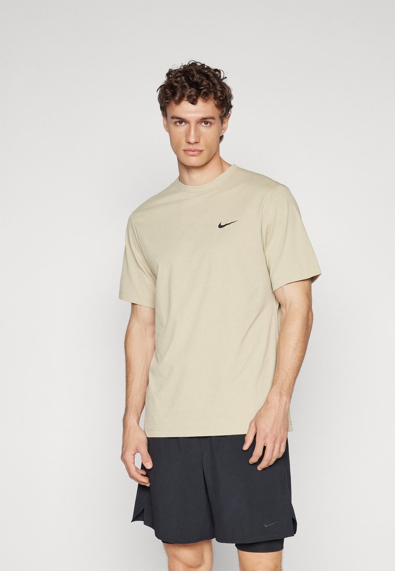 Nike Performance - HYVERSE - Sportiniai marškinėliai trumpomis rankovėmis - desert khaki/black, Padidinti