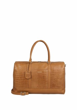 Bolso de viaje de cuero marrón con estampado de cocodrilo, asas dobles, correa de hombro desmontable, herrajes de metal y etiqueta de marca.