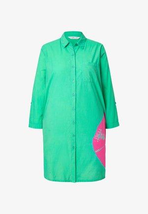 Groene button-up shirt met driekwartmouwen, met een roze abstract patroon aan één kant en een borstzak. Zachte stoftextuur.
