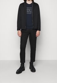 HUGO Langarmshirt - dark blue