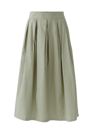 Jupe longueur genou vert olive clair avec large ceinture et plis devant, en tissu lisse légèrement structuré.