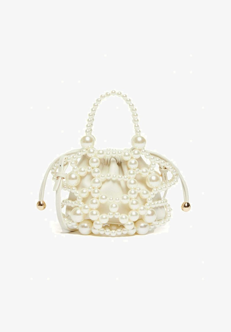 Borsa bianca realizzata in materiale morbido, decorata con perle finte di dimensioni diverse e dotata di chiusura a coulisse e manici corti.
