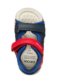 Sandaletti blu e rossi con strap in velcro, sottopiede beige forato, tomaia testurizzata e suola bianca. Presenta il marchio Geox sulla soletta.