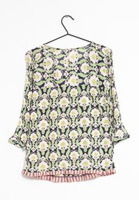 Bluse med blomstertryk lavet af letvægtsstof. Har en marineblå baggrund, grønne og pink blomsterdesigns samt en stribet kant.