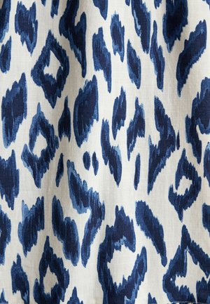 Textil mit einem weißen Hintergrund und einem blauen Leopardenmuster, das verschiedene Formen in dunklen und hellen Blautönen zeigt.