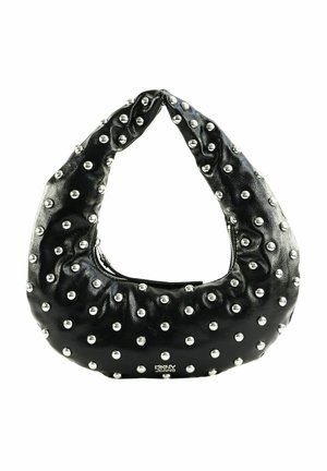Sac à main en cuir noir en forme de croissant avec des clous argentés et une fermeture éclair visible, doté d'un petit logo DKNY Jeans en bas au centre.