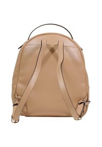 Beige läderryggsäck med böjd design, justerbara dubbla axelband och ett övre handtag. Har en slät textur och diskreta detaljer.