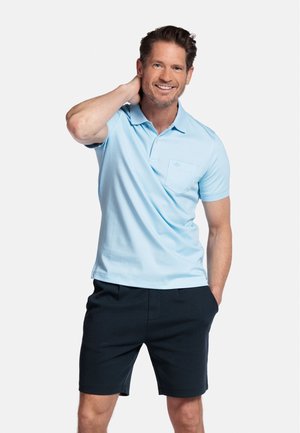 Polo bleu clair avec une poche poitrine, col côtelé et manches courtes, associé à un short bleu marine foncé. Tissu doux, coupe ajustée.