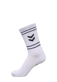 Hvide bomulds sportssokker med lilla og sorte striber samt et chevron-logo. Ribbet tekstur, midt på læggen længde og forstærket tå.